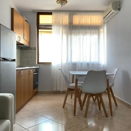 Center Apartment *